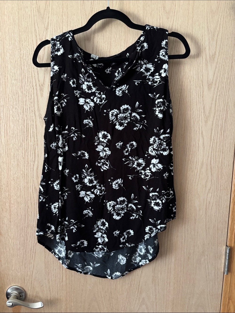 Torrid Black & White Floral V-Neck Sleeveless Tank Top